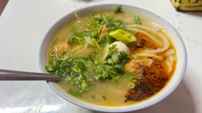 Hue'deki adı açıklanmayan bir noodle çorbası tezgahı, 15.000 VND'ye noodle satıyor: Üç büyük tencere sadece birkaç saat içinde tükendi.