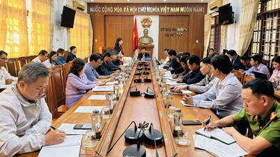 นายเหงียน ตวน ทันห์ รองประธานถาวรของคณะกรรมการประชาชนจังหวัด ตรวจเยี่ยมการเตรียมการเลือกตั้งในตำบลฟูแคทและตำบลฮอยเซิน