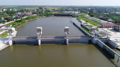 Công ty Bắc Hưng Hải kiểm tra độ mặn để trữ nước đổ ải