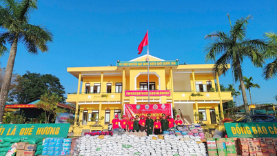 Memberi hadiah kepada etnik minoriti di kawasan sempadan komune A Dơi.