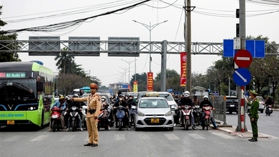 Polisi Hanoi mengatur lalu lintas untuk memfasilitasi Kongres Nasional Partai Komunis Vietnam ke-14.