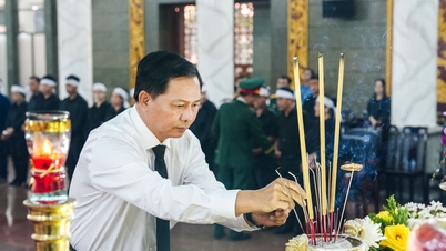 Vinh Long vilayetinden gelen liderler heyeti, General Le Van Dung'a saygılarını sundu.