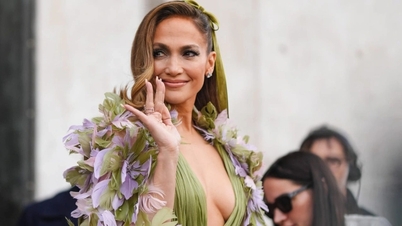 Jennifer Lopez, transparan bir elbise giyerek "yaş sadece bir sayıdır" sözünü kanıtladı.