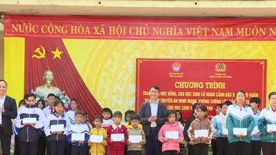 Trao học bổng, tuyên truyền an ninh mạng cho học sinh phía Tây Lâm Đồng