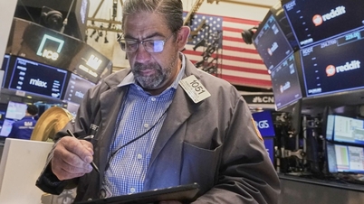 Wall Street korrigerar efter historiska toppar, investerare försiktiga med policyrisker.