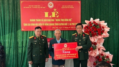 Einweihung des "Kameradenhauses", das einem Veteranen in der Gemeinde Phu Thai gespendet wurde.