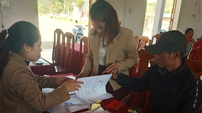 Tra Giap distribue des fonds pour soutenir l'élimination des logements temporaires et délabrés.