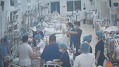 Az orvosok versenyt futnak az idővel, hogy megmentsenek egy szív- és légzésleállást szenvedett férfit.