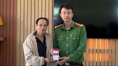 Lelaki mendapat kembali 2.5 bilion VND kerana pemindahan bank yang salah.
