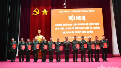 Lai Chau gibt die Ernennung von 38 Kommandeuren der Gemeinde- und Stadtteilmilitärkommandos bekannt.