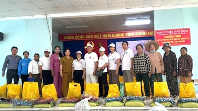 Trao 400 suất quà cho người dân xã Nam Khánh Vĩnh
