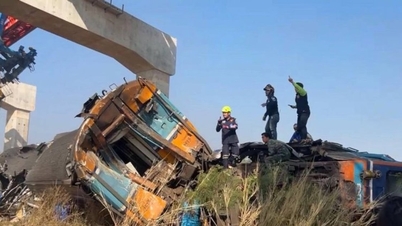 В Таиланде кран обрушился на поезд, десятки человек получили ранения или погибли.