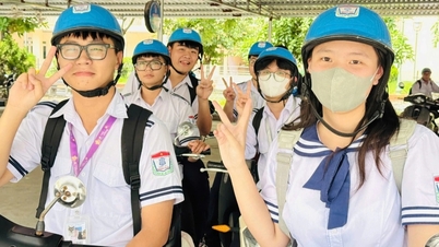 Sekolah memuji 10 pelajar kerana tiba awal tanpa diduga menarik 1.1 juta tontonan.