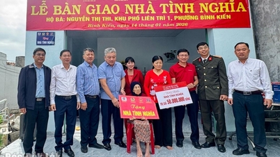 Bàn giao nhà tình nghĩa cho người có công cách mạng tại phường Bình Kiến