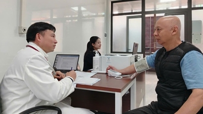 Doctors from Hanoi Medical University Hospital visited the ward's health station to examine patients.