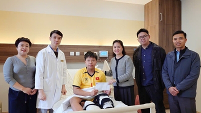 베트남 축구 연맹 관계자들이 수술을 받은 U19 풋살 선수 도안 투안 퐁을 병문안했다.