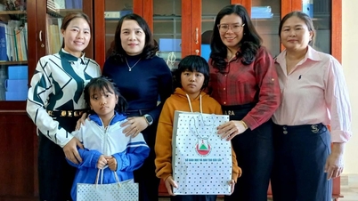 เยี่ยมเยียนและมอบของขวัญให้แก่นักเรียนกำพร้าสองคน ณ โรงเรียนประถมเหงียนตั๊ตถัน