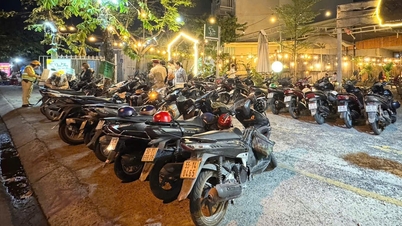 Dans les zones d'An Suong et de Hang Xanh, la police de la circulation inflige des amendes aux entreprises qui garent leurs véhicules sur les trottoirs et les routes.