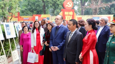 러시아 연방 대사관은 호찌민 주석의 귀중한 기록 사진 30점을 기증했습니다.