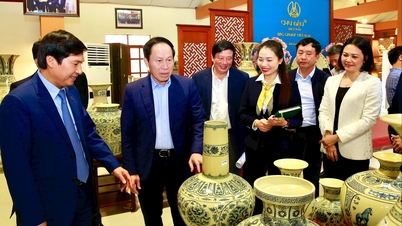 Der Parteisekretär der Stadt Hanoi, Le Tien Chau, besuchte und arbeitete bei der Chu Dau Ceramic Joint Stock Company und im Karottenanbaugebiet in der Gemeinde Tue Tinh.