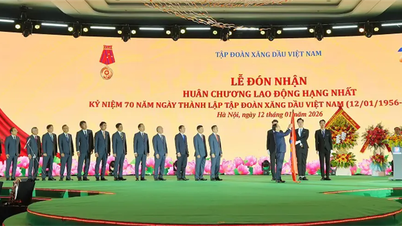 Vietnamská národní ropná společnost slavnostně oslavila 70. výročí svého založení a potřetí obdržela Řád práce první třídy.