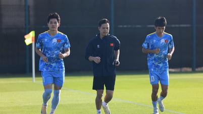 Dinh Bac și Van Thuan - două vedete ofensive ale echipei Vietnam U.23 - au trebuit să se antreneze separat.