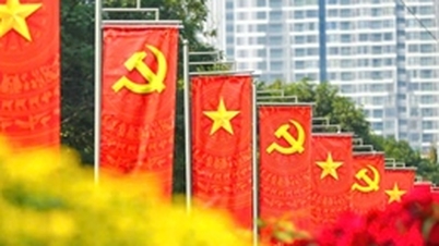 Trots op de Communistische Partij van Vietnam en trouw zwerend aan de Partij.