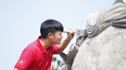 Un joven de Bac Ninh crea una mascota de caballo y la subasta para recaudar dinero para ayudar a los pobres a celebrar el Tet (Año Nuevo Lunar).