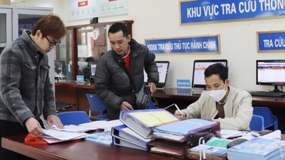 What are the requirements for applying for a commune-level civil servant position?