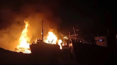 Quatro barcos de pesca pegaram fogo enquanto estavam ancorados no rio Tra Bong.