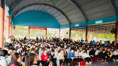 يقدم Duy Xuyen لعبة Bài Chòi (لعبة شعبية فيتنامية تقليدية) في المدارس.
