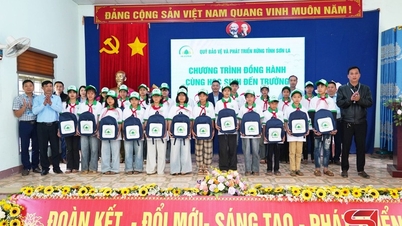 กองทุนอนุรักษ์และพัฒนาป่าไม้ มอบของขวัญให้แก่นักเรียนในตำบลหลงเหอ