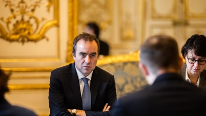 De Franse regering heeft twee moties van wantrouwen overleefd.