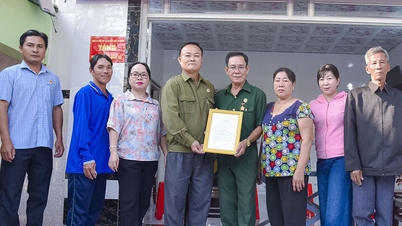 Die Gemeinde Giang Thanh übergibt das "Kameradenhaus"