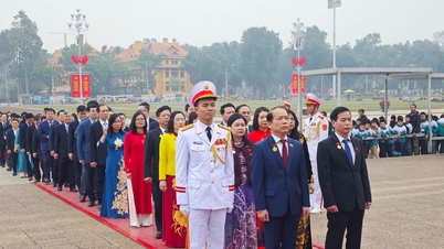The delegation from the Committee on Law and Justice reported their achievements to President Ho Chi Minh and visited his mausoleum.