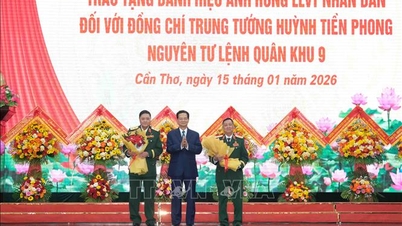 Korgeneral Huynh Tien Phong'a Halk Silahlı Kuvvetleri Kahramanı unvanı verildi.