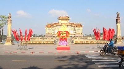 Kota Hue dihiasi dengan bendera, bunga, dan spanduk untuk menyambut Kongres Nasional Partai ke-14.