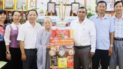 การไปเยี่ยมเยียนและมอบของขวัญให้แก่บุคคลสำคัญในช่วงเทศกาลตรุษจีนปีม้า (Bính Ngọ)