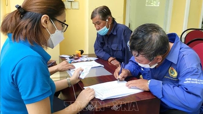 Thành phố Hồ Chí Minh tặng thẻ bảo hiểm y tế cho người lao động khó khăn