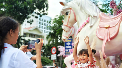 นักท่องเที่ยวสนุกกับการถ่ายรูปกับมาสคอตม้าสีชมพูในเมืองญาตรัง