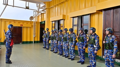 Серед безмежного океану ми залишаємося непохитними у своїй вірі в Партію.
