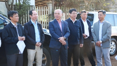 Der stellvertretende Vorsitzende des Provinzvolkskomitees, Truong Cong Thai, besichtigt wichtige Verkehrsprojekte vor Ort.