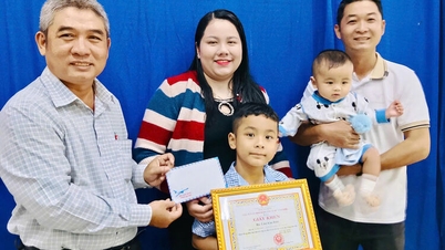 Xã đầu tiên của tỉnh An Giang khen thưởng cho gia đình sinh đủ 2 con