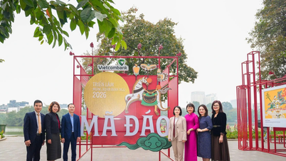 Банк Vietcombank и район Хоан Кием организуют выставку живописи в честь празднования Лунного Нового года Лошади.
