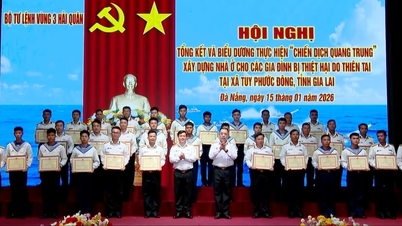 តំបន់លេខ ៣ កងទ័ពជើងទឹកបានប្រគល់រង្វាន់សរសើរដល់សមូហភាពចំនួន ៨ និងបុគ្គលចំនួន ៤៨ នាក់ចំពោះសមិទ្ធផលលេចធ្លោរបស់ពួកគេក្នុងយុទ្ធនាការ Quang Trung។