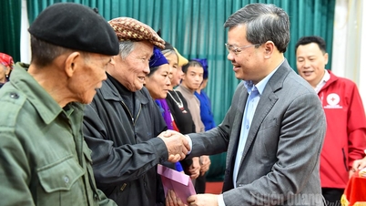 Der Vorsitzende des Provinzvolksrats, Nguyen Van Son, besucht Familien in der Gemeinde Con Lon, die Anspruch auf Vergünstigungen haben, und überreicht ihnen Geschenke.