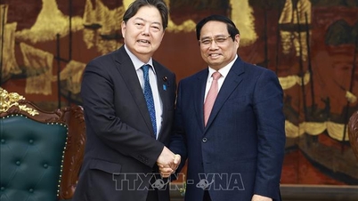 Premiärminister Pham Minh Chinh tar emot den japanska inrikes- och kommunikationsministern.