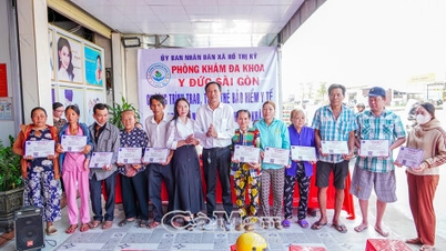 Sebanyak 320 kartu asuransi kesehatan dibagikan kepada keluarga kurang mampu.