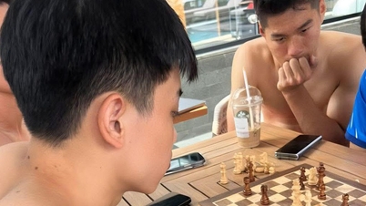 Dinh Bac dan pemain Vietnam Bawah 23 tahun bermain catur untuk berehat; adakah terdapat banyak manfaat untuk pemikiran taktikal mereka?