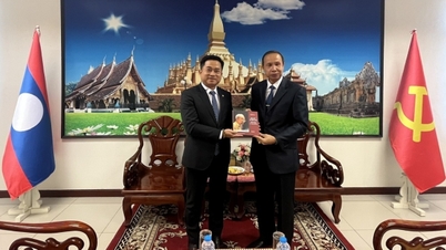 De consul-generaal van Laos en de gouverneur van de provincie Khon Kaen (Thailand) wensten het 14e Nationale Congres van de Communistische Partij van Vietnam veel succes toe.